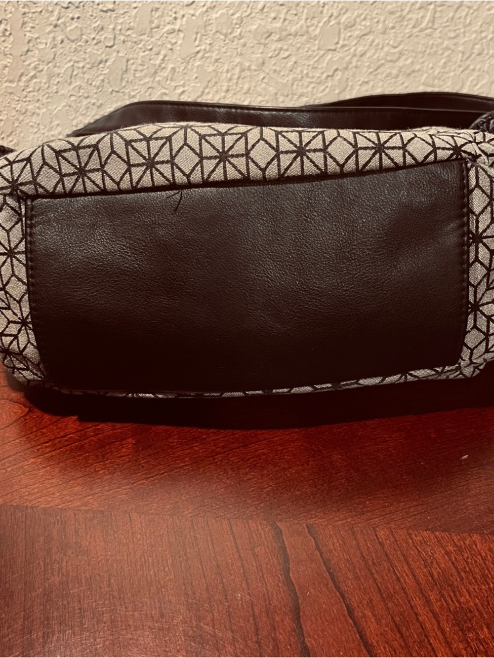 Geometric Pattern Shoulder Bag in Light Gray And Black - Picture 5 of 10